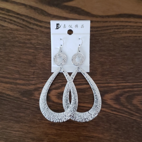 Jewelry - ⭐SALE⭐ Costume silver drop earring